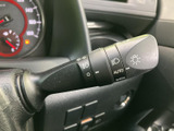 操作しやすいウインカーレバーは、安全な車線変更をサポート。直感的に操作できるので、運転に集中できます。