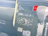 【オートエアコン】「AUTO」スイッチを押すだけで、冷暖房の切り替えや風量、吹き出し口の調整などを自動で行います。