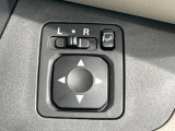 【電動格納ミラー】サイドミラーは電動格納式となっており、狭い駐車場でもキズがつくリスクを抑えられます。