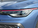 LEDマトリックスヘッドライト「IQ.LIGHT」。対向車や先行車を検知し、LEDを個別制御。まぶしさを抑えながら、夜間の視界をしっかり確保。