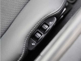 運転席・助手席にはスライド&リクライニングのパワーシートが装備されております。