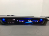 デジタル表示のスピードメーターとタコメーターを大きく配した見やすいメーター部になっています。左側のインフォメーション画面でオドメーターや燃費などの情報を確認できます。