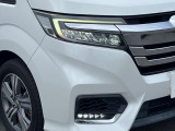 【LEDヘッドライト】悪天候や夜間走行時も良好な視界を確保し安心して運転できる高輝度LEDヘッドライトを装備!点灯速度が早く、消費電力も抑えられています。