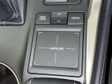 手元でナビゲーションなどの操作を可能にする「リモートタッチ」は、運転姿勢の変化を抑制し、スムーズな操作が可能です。