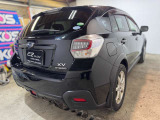 【リア外観】XV HYBRIDエンブレムを備えたリアビュー。大型リアガラスやリアワイパーも確認でき、SUVらしいまとまりのあるデザインです。