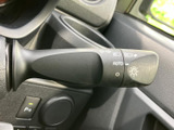操作しやすい位置に配置されたウインカーレバーで、安全な車線変更をサポートします。直感的な操作で、誰でも簡単に使いこなせます。