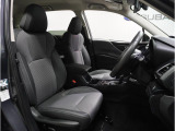 見渡すような高い位置にある運転席は視界がとても広く、運転のしやすさが格段に違います。ロングドライブでも疲れを軽減させてくれるので、乗った瞬間から安心感があります。