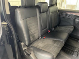 広々とした2列目シートは居住性が高く、居心地も快適!友達や家族とのお出かけにぴったりです。ベビーシートやチャイルドシート使用時も快適にお過ごしいただける十分な空間を確保しています。