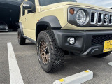 2025年7月登録「SUZUKI Jimny NOMADE 1.5FC RAYSアルミホイール(16インチ)・BFグッドリッチホワイトレタータイヤ(215/70R16)・パナソニック10インチナビ