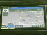 見やすい地図表示で、初めての道も安心。スムーズなルート案内で、目的地までストレスなく到着できます。運転に集中できる環境が整っています。