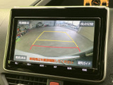 後方確認モニターは、駐車時の安全性を高め、狭い場所での運転をサポートします。