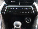左右独立温度コントロールフルオートエアコンです。運転席、助手席それぞれで独立して温度設定ができます。冷え性の方が乗っても安心ですね♪
