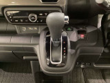 CVT車のセレクトレバーです。低速から高速まで、変速ショックのないスムーズな走りと、エンジン効率のよい領域を維持して燃費にも貢献します。サイドブレーキはスイッチ操作の電子制御パーキングブレーキです。