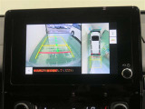 パノラミックビューモニター搭載。カメラで車両周囲の状況を映し出すため、狭い場所での駐車などに役立ちます。