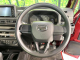 インテリアに合わせたデザインのステアリングは、運転される方のことも考え、運転しやすい形状、大きさです。是非一度、実際に触ってお確かめください。