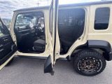 2025年7月登録「SUZUKI Jimny NOMADE 1.5FC RAYSアルミホイール(16インチ)・BFグッドリッチホワイトレタータイヤ(215/70R16)・パナソニック10インチナビ
