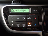 運転席からも手が届きやすく、操作しやすい空調コントロールパネル。オートエアコンなので操作の煩わしさが無くオールシーズン快適にドライブできます。快適空間で運転に集中できますね。