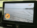 停車中に楽しめるTV機能。休憩時間や待ち時間に、ニュースや番組をチェックできます。快適な時間を過ごせる嬉しい装備です。