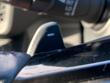 ■パドルシフト■ステアリングから手を離さずに、簡単にシフトチェンジ。マニュアル車感覚のシフトチェンジが愉しめます。自分の手で操縦している感が増して運転を愉しく出来る装備です!