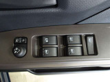 パワーウィンドウスイッチで運転席から全席の窓の開閉ができます。