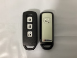 スマートキー付きですからドアロックの開閉およびエンジンスタートが楽々です。電動スライドドアの開け閉めもボタンで操作できます。スペアキーも同じものを用意しております。