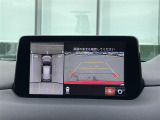 【パノラミックビューモニター】クルマを真上から見下ろした視点で駐車をサポートします。クルマの斜め後ろや真横など、いち早く障害物に気が付くことができます。