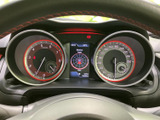 視認性の高いメーターで運転情報を的確に把握できます。ドライバーの集中を促す、洗練されたデザインです。走行状況を一目で確認でき、安心感があります。