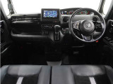 ◆インテリアパネル◆視界広々で非常に運転しやすくロングドライブでも疲れを感じさせないすっきりとまとまったインパネ周りです。