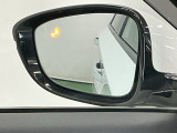 ブラインドスポットインフォメーションは走行中、斜め後ろに車両を感知すると、ドアミラー上のマークを点灯してお知らせします