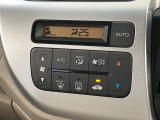 【オートエアコン】一度お好みの温度に設定すれば、車内の温度を検知し風量や温度を自動で調整。暑い&hellip;寒い&hellip;と何度もスイッチ操作をする必要はありません。快適な車内空間には必須の機能ですね♪