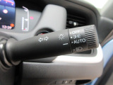 オートヘッドライト標準装備です。車外の明るさに応じて自動的にヘッドライトの点灯・消灯をしてくれます。トンネルの出入り口などで活躍してくれます。