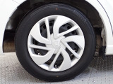 ホイールは車のデザインにマッチした専用タイプです。