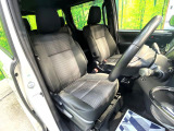 運転席まわりには十分なスペースがあり、大柄な方でもゆったり運転していただける環境です。
