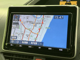 見やすい地図画面で、スムーズなナビゲーションを実現。交通情報もリアルタイムで表示されるので、渋滞回避にも役立ちます。目的地まで安心です。