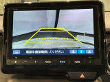 リバースギアに入れるだけで後方の表示へ切り替わります。夜間や雨の日の駐車も楽になりますよ。