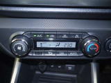 【オートエアコン】設定した温度になるように車が自動で風量や吹き出し口、冷暖房の強さを調整してくれるエアコンです。一度温度を設定すれば、自動で快適な室温を保ってくれるので運転に集中しやすいですよ♪