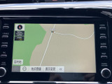 目的地設定も簡単。見やすい高精細ディスプレイで、スムーズなカーナビゲーションをサポートします。お出かけの計画もより楽しくなりますね。