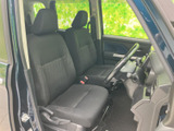 ゆったりと座れるシートは、長距離ドライブでも疲れにくい設計です。快適な運転席空間を実現しています。