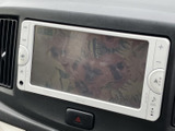 停車中にTVを楽しめる機能が備わっています。長距離移動の休憩時などに、リラックスした時間を過ごせるでしょう。快適なドライブをサポートします。