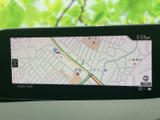 鮮明な地図表示で、初めての道でも安心。周辺情報も確認でき、スムーズな目的地への案内をサポートします。ドライブの計画も立てやすくなっています。