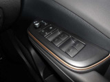 パワーウィンドウスイッチで運転席から全席の窓の開閉ができます。