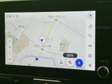 目的地設定も簡単に行えます。道に迷う心配なく、スムーズなドライブをサポート。高精細な表示で、運転中の視認性も抜群です。