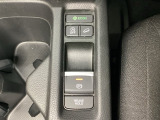 セレクトレバーの下に電子制御パーキングブレーキがあります。スイッチひとつで、停車した地点の傾斜などをシステムが検知・判断してブレーキ力を自動的に最適制御し、しっかり停車できるパーキングシステムです。
