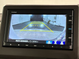 リバースギアに入れるだけで後方の表示へ切り替わります。夜間や雨の日の駐車も楽になりますよ。