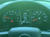 視認性の高いメーター類が、運転に必要な情報を的確に伝えます。運転状況を一目で把握でき、安全運転に貢献します。落ち着いたデザインも魅力です。