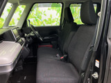 機能的な運転席周り。操作しやすい配置で、快適なドライビングをサポートします。広々とした空間でリラックスできます。