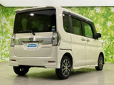 リアビューも、シンプルながらも洗練されたデザインが特徴的です。テールランプの配置も、車両の印象を引き立てています。