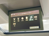 【後席モニター】家族や友人とお出かけする機会が多い方に大人気の後席モニターを装備!見やすい位置に画面がありテレビやDVDの視聴も快適!友達もお子様も、後席にしか乗らなくなるかも??