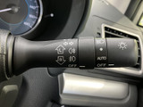 操作しやすい位置に配置されたレバーで、スムーズなウインカー操作が可能。安全運転をサポートする機能です。