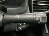 【オートライト】車のセンサーが周囲の明るさを感知し、自動でヘッドライトを点灯・消灯する機能です。この機能は夕暮れ時の交通事故が多い時間帯の安全性を高めてくれます。